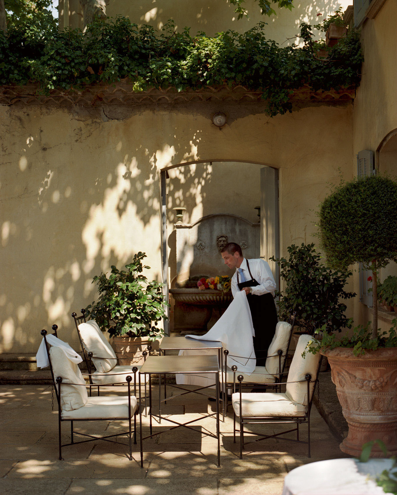 O18-160 waiter setting table at Villa Gallici