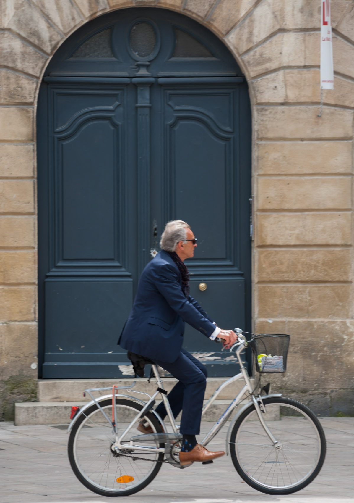 O18-340 Elegant man cycling in Bordeaux