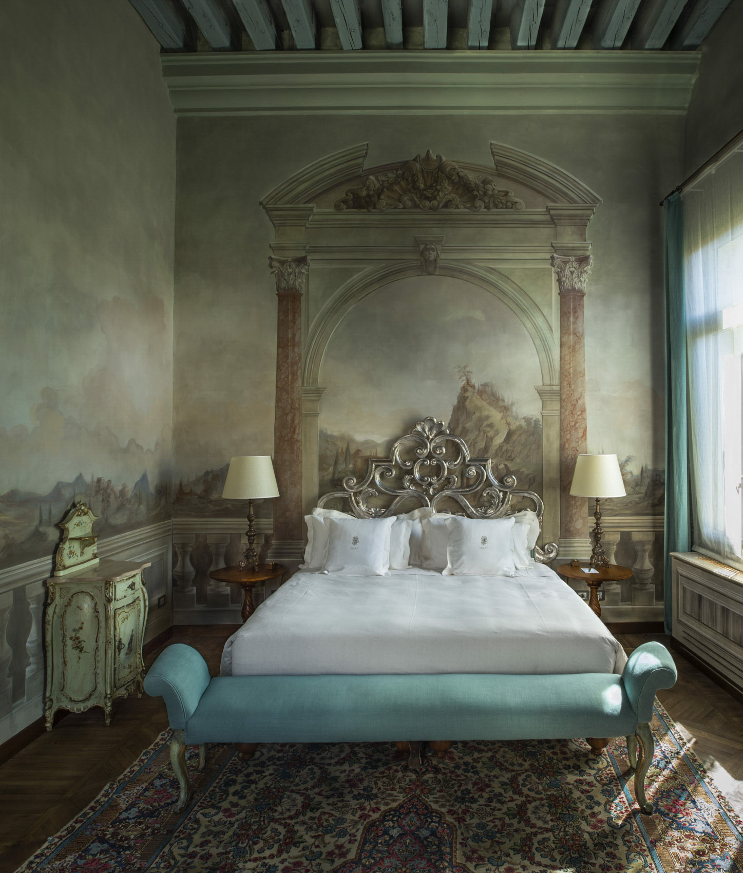 O18-580 Bed and mural at Villa F, Venice 