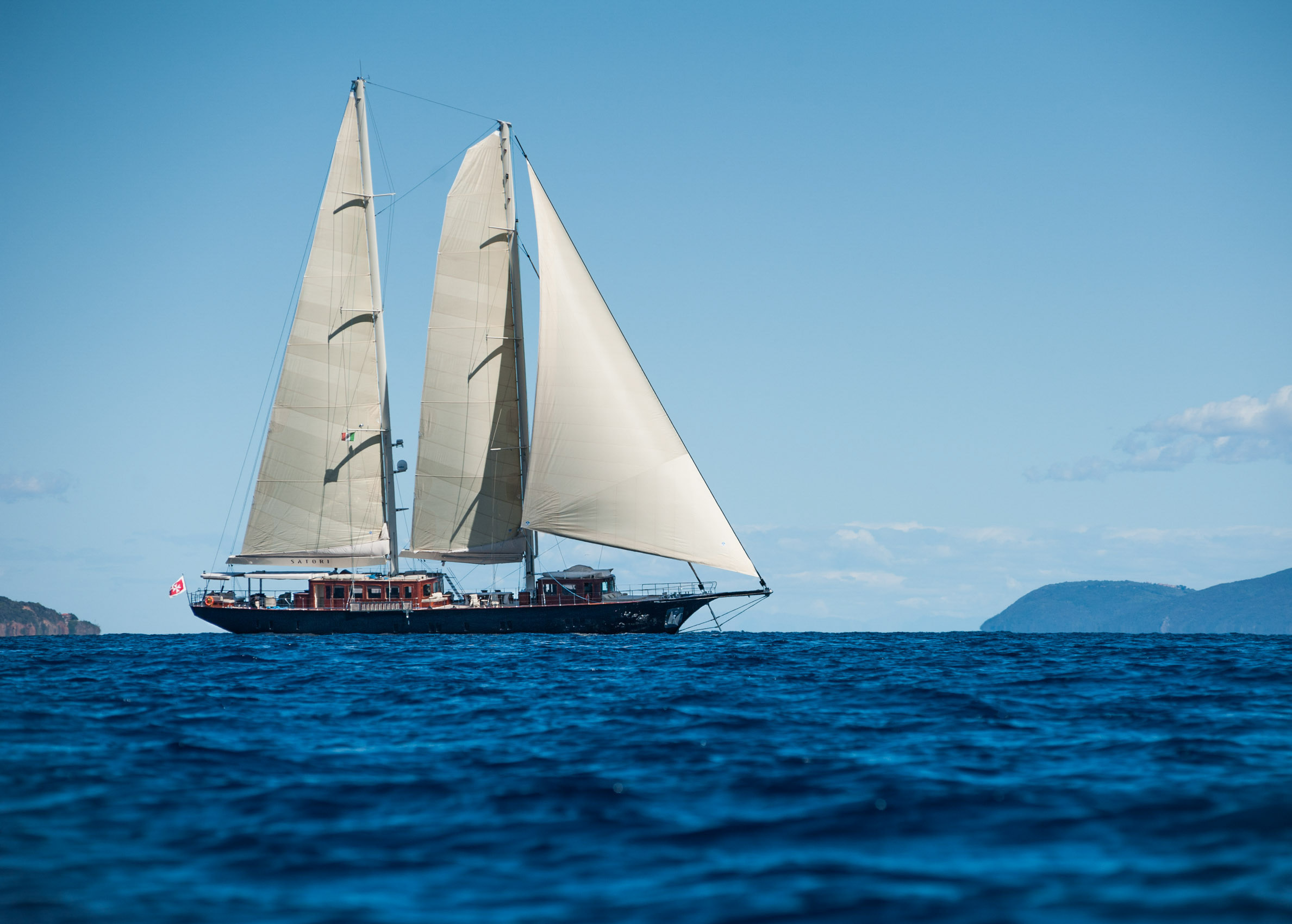 O18-640 Satori yacht, sailing off Elba