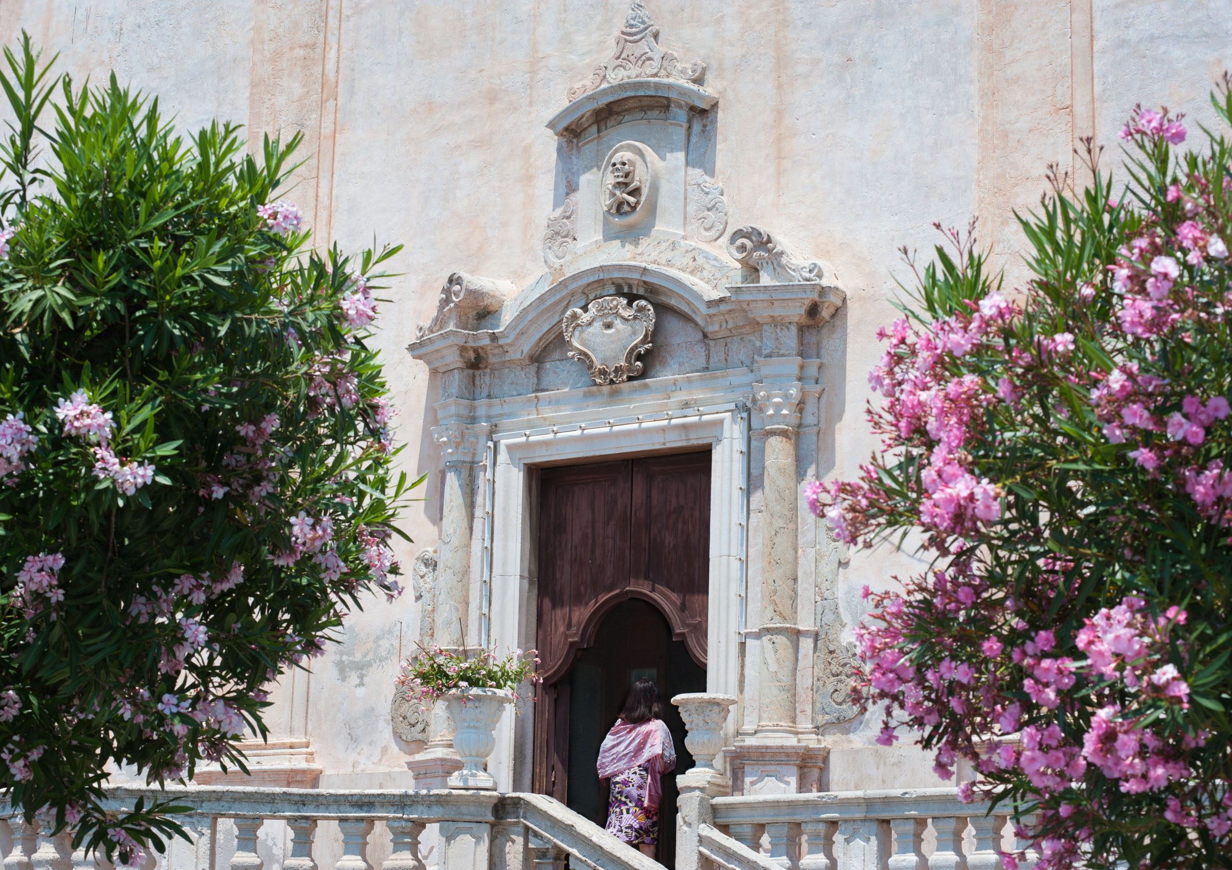 O18-651 Woman entering church at Taormina, Sicily