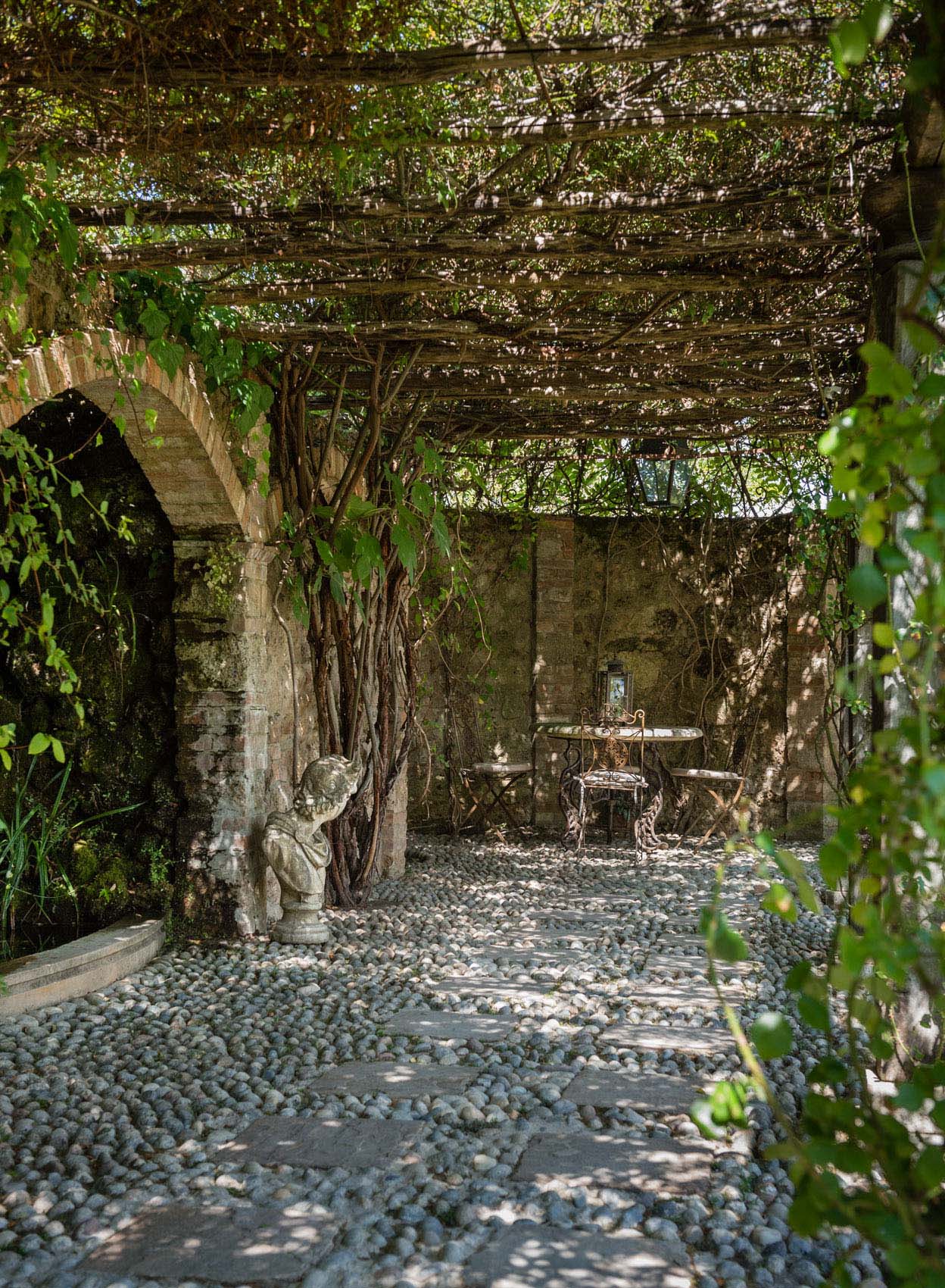 O18-655 Paved walkway at Borgo Santo Pietro, Tuscany