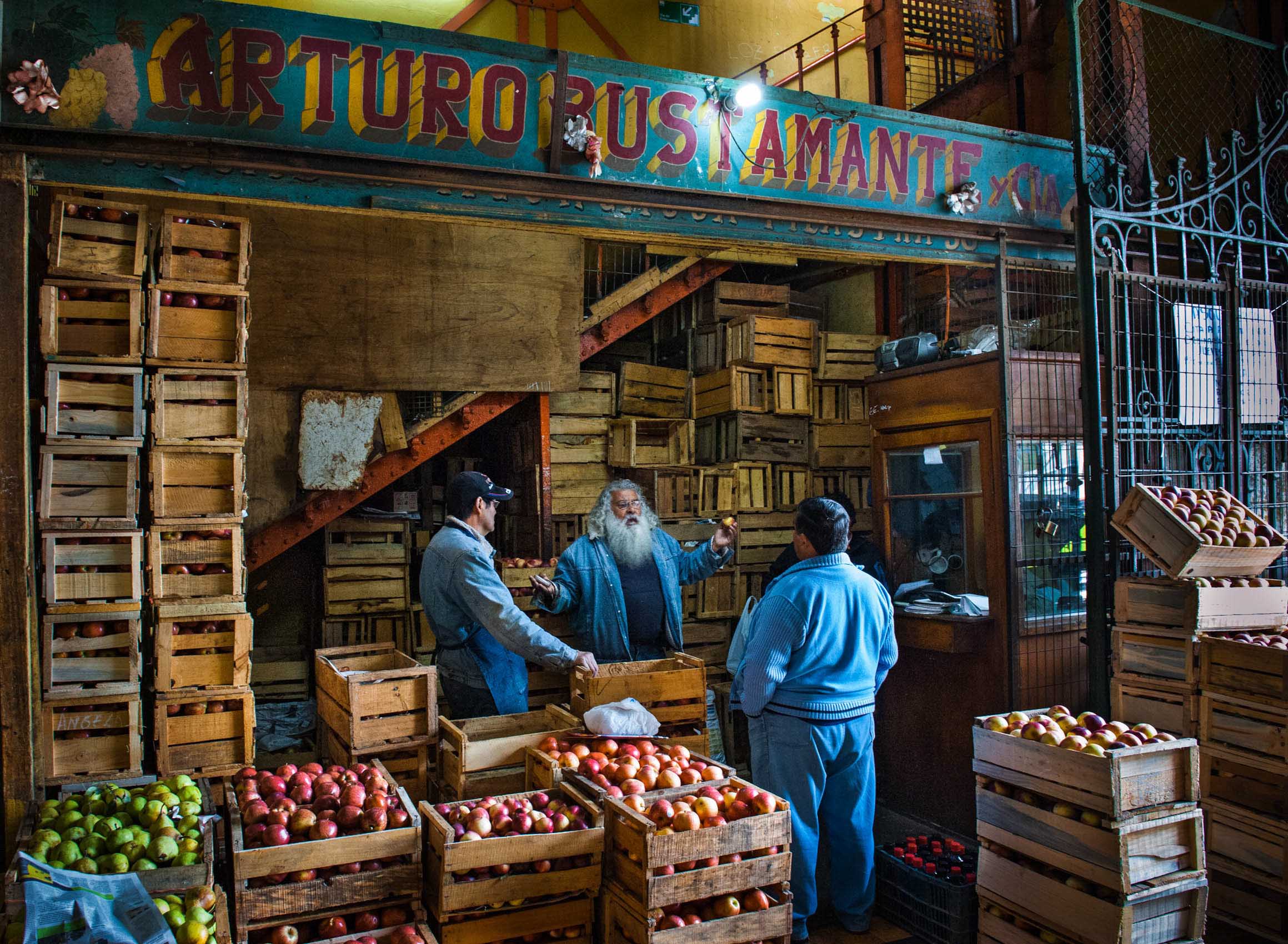 O18-700 Fruit seller, Mercado Centrale, Vaparaiso